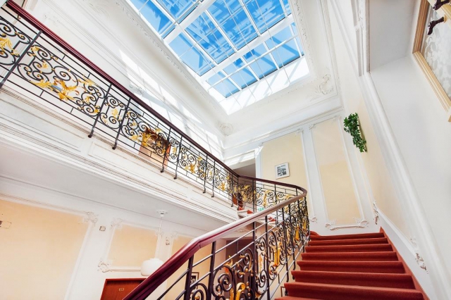 Hotel Kučera se také pyšní zrestaurovaným zlaceným schodištěm, které je uprostřed budovy a osvětluje jej velké střešní okno.